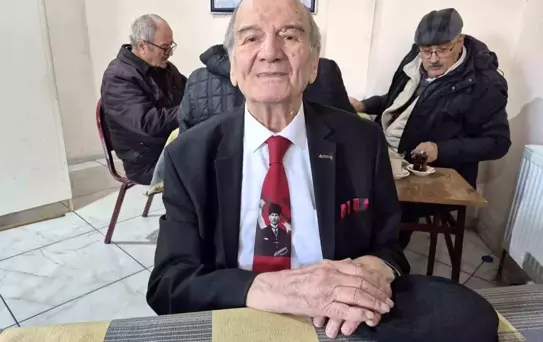 91 Yaşında Takım Elbise ile Saygı İfadesi