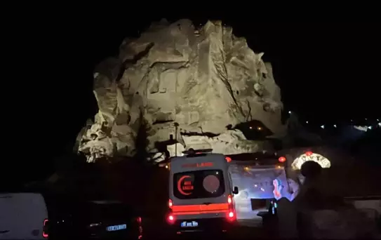 Uçhisar Kalesi'nde Turiste Yabancıların Yardımı