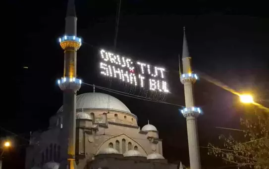 Reşadiye Camii'nde Ramazan Mahyası