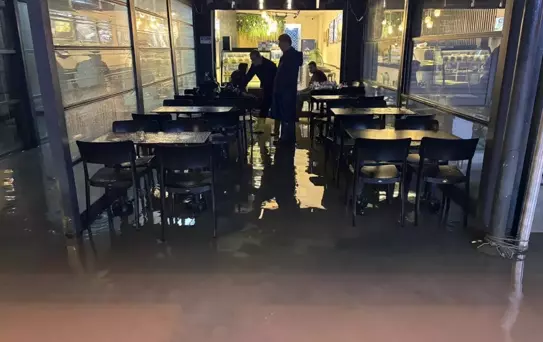 Alsancak'ta Sağanak Yağış Depoları ve İşyerlerini Su Bastı