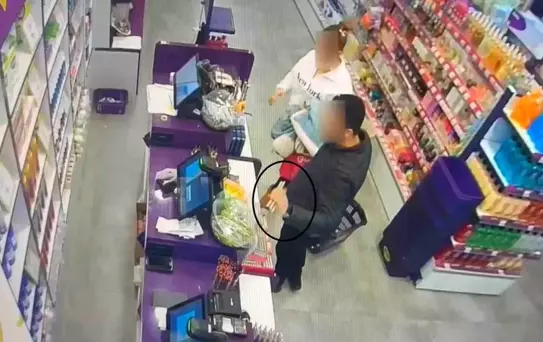 Aile boyu dadandılar! 1.2 milyonluk makyaj malzemesi çaldılar