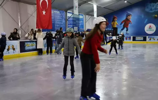 Nevşehir'de mobil buz pateni pisti hizmete açıldı