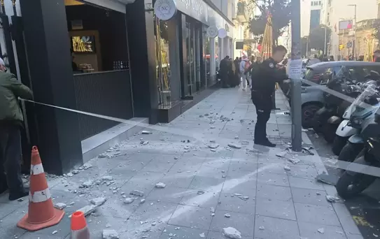 Resmen başlarına taş yağdı