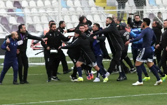 Ankara Keçiörengücü-Erzurumspor FK maçı bitti, saha karıştı