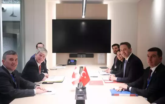 Bayraktar, Kanada Bakanı ile Enerji Görüşmesi Yaptı