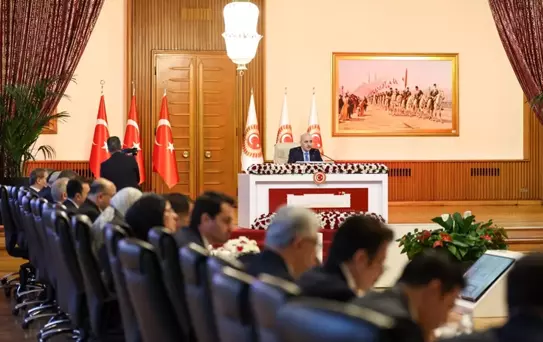 İşte tarihi rapora 'hayır' diyen ve çekimser oy kullanan isimler