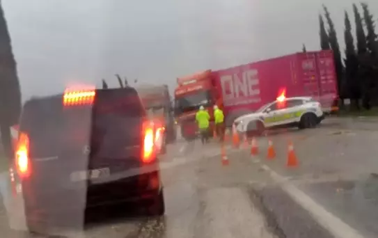 Denizli'de TIR Kaza Yaptı, Trafik Aksadı