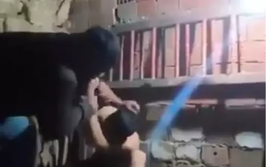 İç çamaşırına kadar soyduğu çocuğa ahırda işkence etti