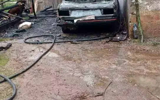 Kaynarca'da Otomobil Yangını Evi Sıçrattı