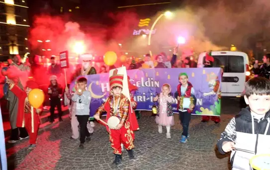 Rize'de minikler ve aileleri Ramazan ayını fener alayı ile karşıladı