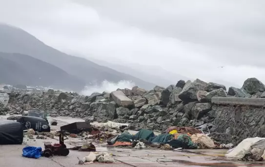Çınarcık'ta Fırtına ve Yağış Zarar Verdi