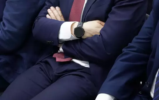 Ekonomik kriz nedeniyle vekillerin emekli maaşını kaldırdılar