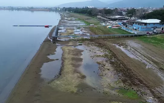 Fabrikaların tonlarca su çektiği İznik Gölü 200 metre çekildi