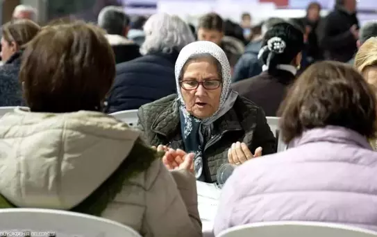 İzmir Büyükşehir Belediyesi ilk iftar sofrasını Gaziemir'de kurdu