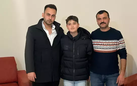 Kaldırımda gördüğü bayrağı alıp öpen Berk: Yerde olmasına izin veremezdim