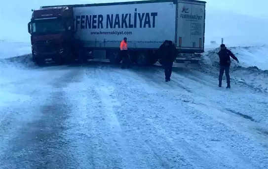 Posof'ta Kar, Tırı Kaydırdı, Yol Kapandı