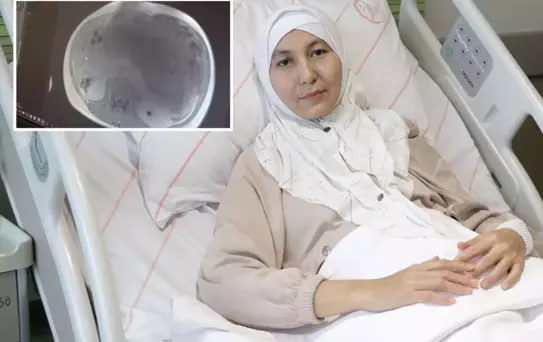 Midesinde sertlik fark etti, hastanede karnından iki bebek büyüklüğünde tümör çıkarıldı