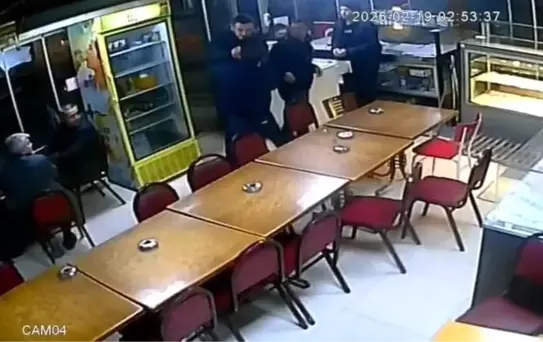 Kütahya'da çay evinde bıçaklı saldırı anı kamerada: 1 ağır yaralı