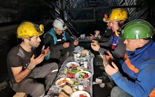Zonguldak'ta Madenciler Yer Altında Sahur Yaptı