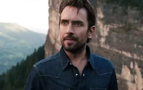 Oyuncu Ulaş Tuna Astepe anne ve babasız büyüdüğünü duygulanarak anlattı