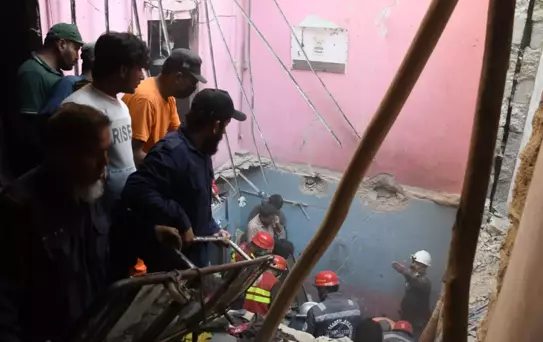 Pakistan'da üç katlı binada tüp patladı: 16 ölü, 14 yaralı