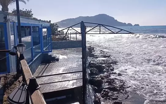 Dev dalgalar koca restoranı böyle yuttu