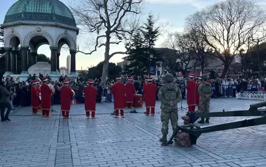 Sultanahmet'te Ramazan ayının ilk iftarında geleneksel top atışı yapıldı