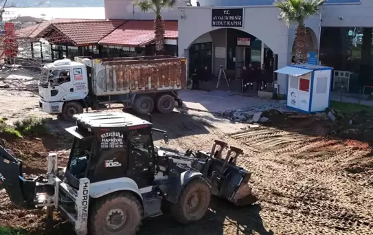 Ayvalık Deniz Hudut Kapısı önünde meydan düzenlemesi başlatıldı