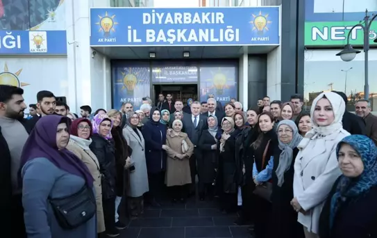 Bakan Bak: Birileri gibi deprem turisti değiliz