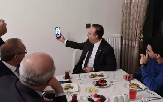 Bakan Kacır Depremzedeyle İftar Yaptı
