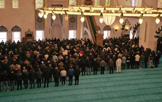 Cumhurbaşkanı Erdoğan'ın açtığı Uzun Mehmet Camii'nde Ramazan ayının ilk cuma namazı kılındı