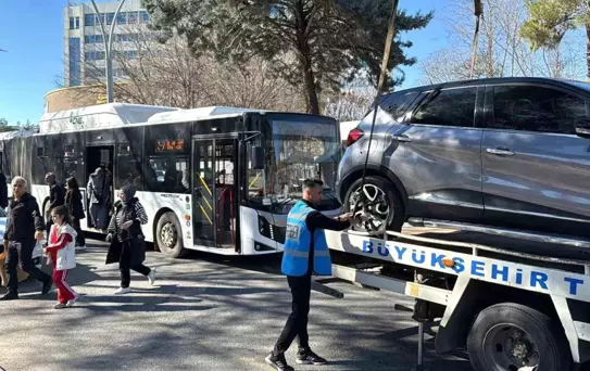 Diyarbakır'da durak önlerine park eden araçlar çekildi