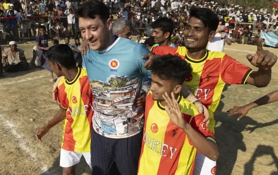 Mesut Özil, Arakanlı Müslümanlarla maç yaptı