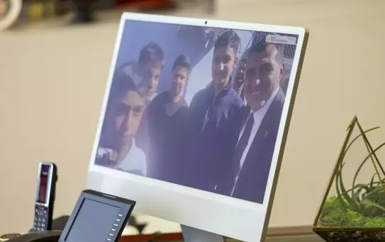 Özgür Özel, Atatürk Büstünü Koruya Öğrencileri Kutladı