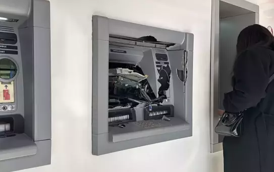 Ne yaptıysa olmadı, para çekemeyince ATM'ye saldırdı