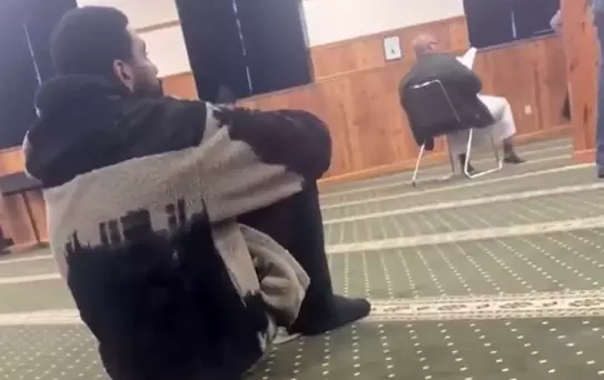 Ünlü NBA yıldızı camide ibadet ederken görüntülendi