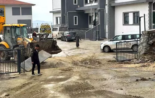 Vatandaş 'Zor olamaz' diye paylaştı, Hatay Büyükşehir Belediyesi öğrencilerin okul yolunu temizlendi