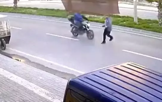 Adana'da Motosiklet Çarpması: Bir Yaralı