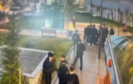 Bağcılar'da Kavgayı Ayırmaya Çalışan Genç Bıçaklandı