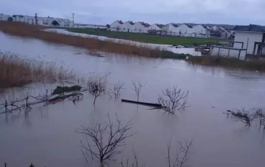 Enez'de Sağanak Yağış Hayatı Olumsuz Etkiledi