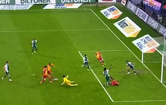 Galatasaray'ın golü VAR'dan döndü! Saniyeler sonrası olay paylaşım