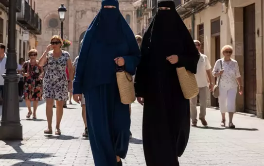 İspanya'da aşırı sağın girişimiyle bazı belediyelerde burka ve peçe yasaklandı