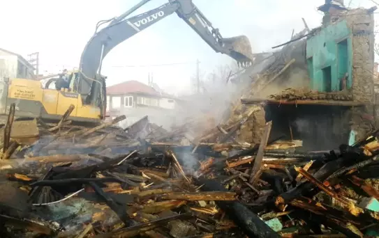 Isparta'da kerpiç ev yangında kullanılamaz hale geldi