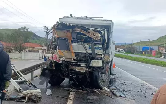 İzmir'de belediye kamyonuna arkadan çarpan sürücü hayatını kaybetti