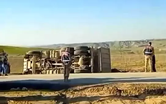 Siirt'te Kamyon Devrildi, Sürücü Yaralandı
