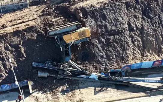 Maltepe'de istinat duvarı güçlendirme çalışmasında iş makinesi devrildi