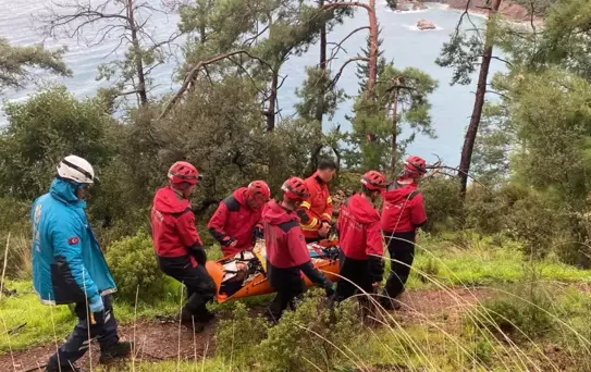 Fethiye'de Kayalıklara Düşen Genç Kurtarıldı