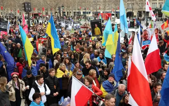 Paris'te Ukrayna İçin Dayanışma Yürüyüşü