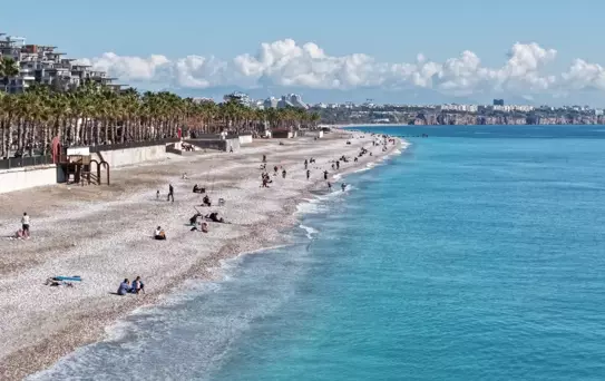 Antalya'da Güneşli Hava Kalabalık Yarattı