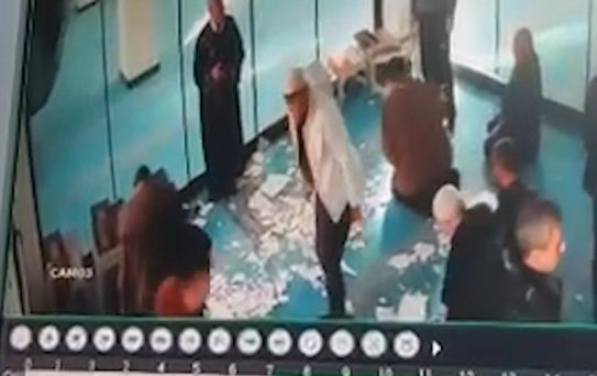 Camide cemaatin üzerine asma tavan parçaları düştü